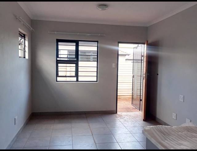 2 BEDROOM HOUSE FOR SALE IN PROTEA GLEN